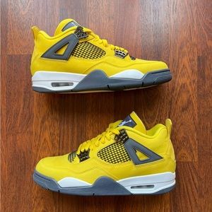 jordan retro 4 lightning size 9 new with box UPC00195238771454